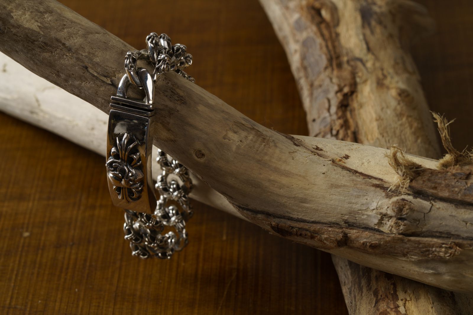 重厚なる意志を腕元に宿す フローラルクロスIDブレスレット