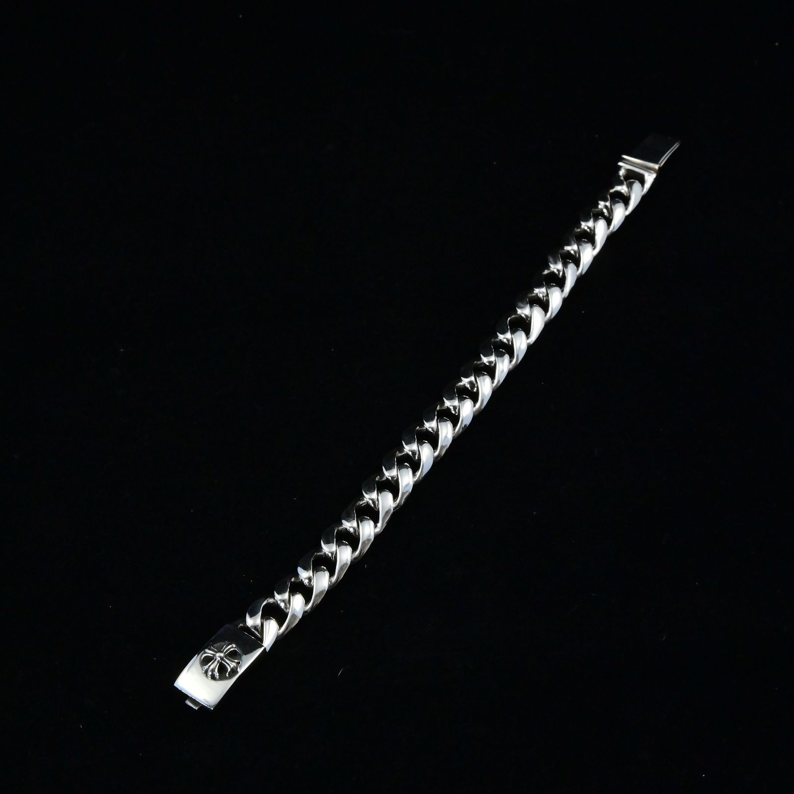 重厚な意志を腕元に刻む クロスボックスクラスプ