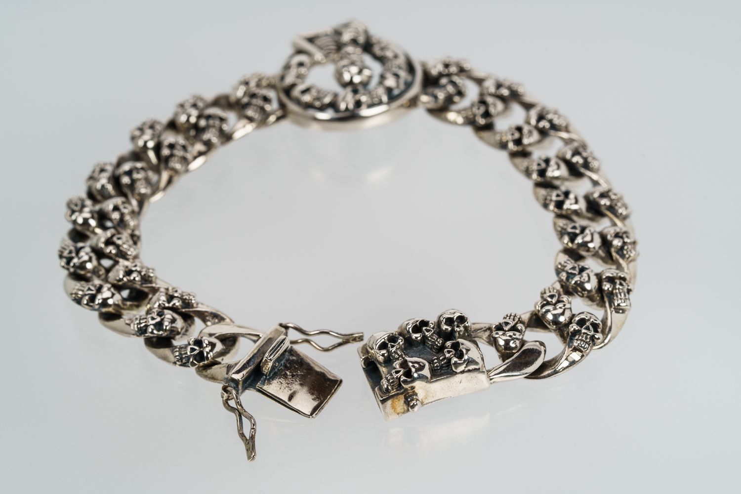生と死の美学を腕元に宿す｜スカルリンク×メダイ調チャーム シルバー925ブレスレット