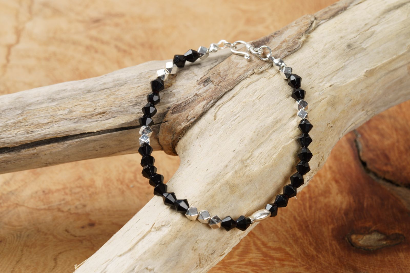 静かな強さを纏う｜ブラックオニキス×シルバー925 ビーズブレスレット