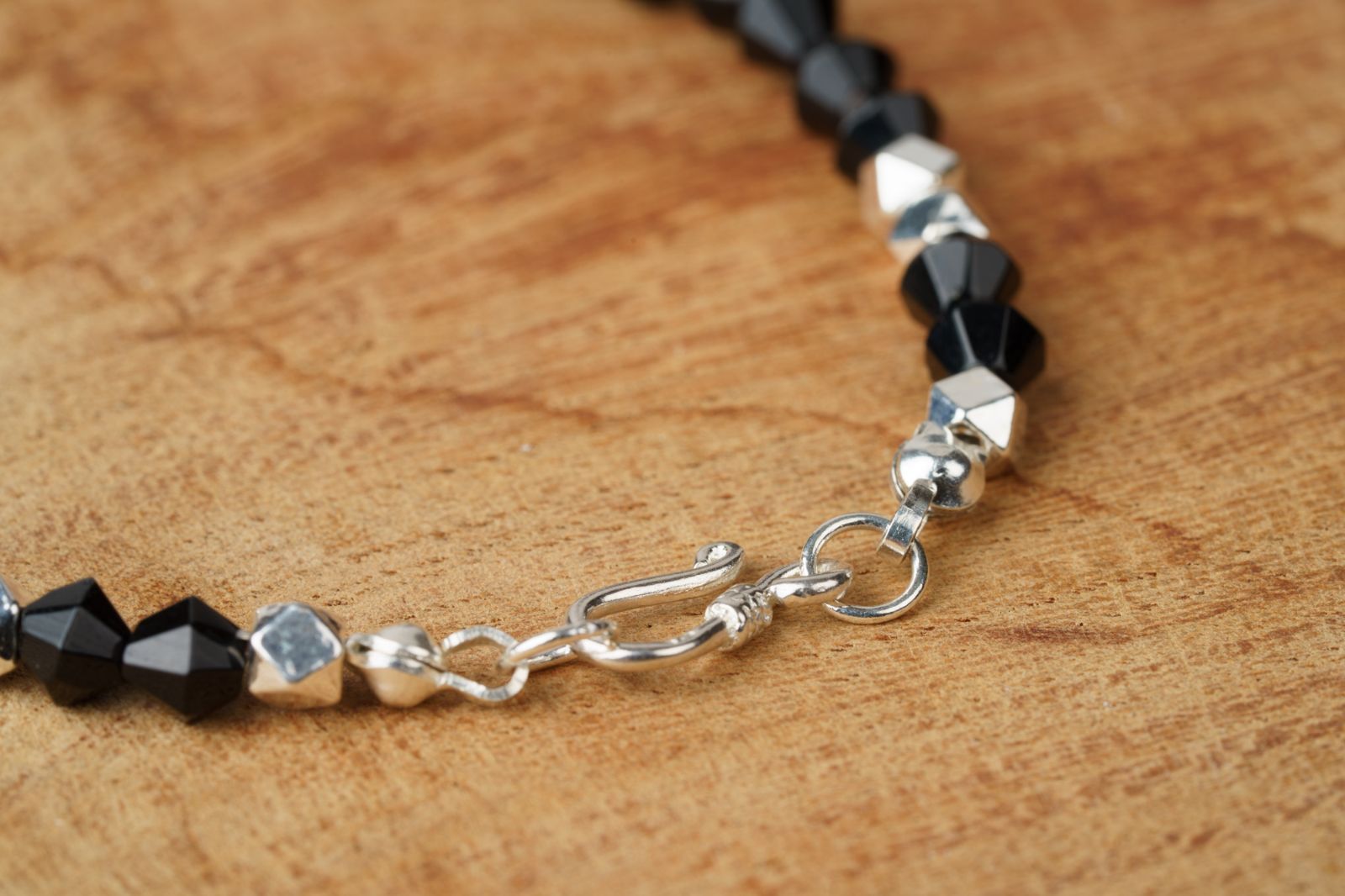 静かな強さを纏う｜ブラックオニキス×シルバー925 ビーズブレスレット