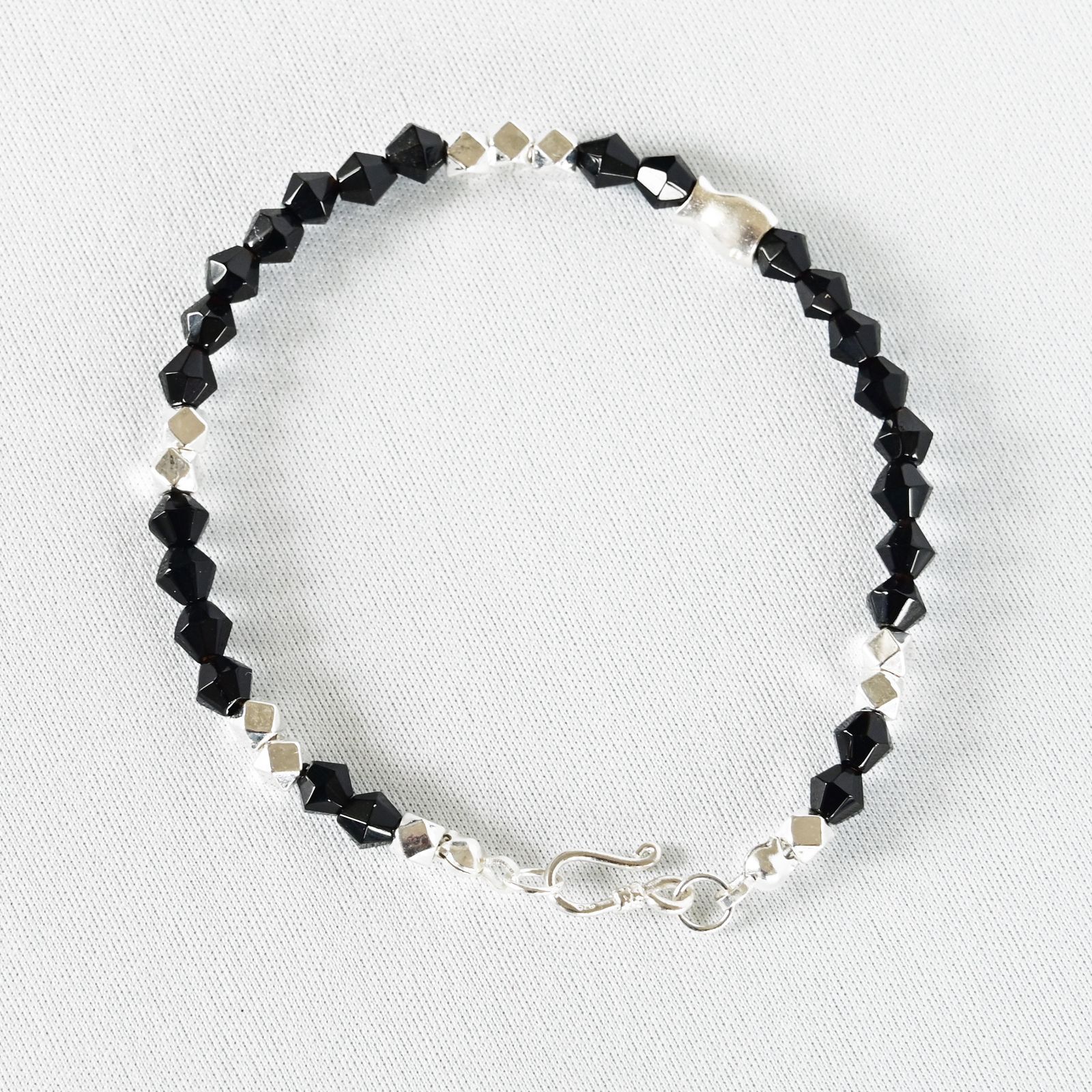 静かな強さを纏う｜ブラックオニキス×シルバー925 ビーズブレスレット
