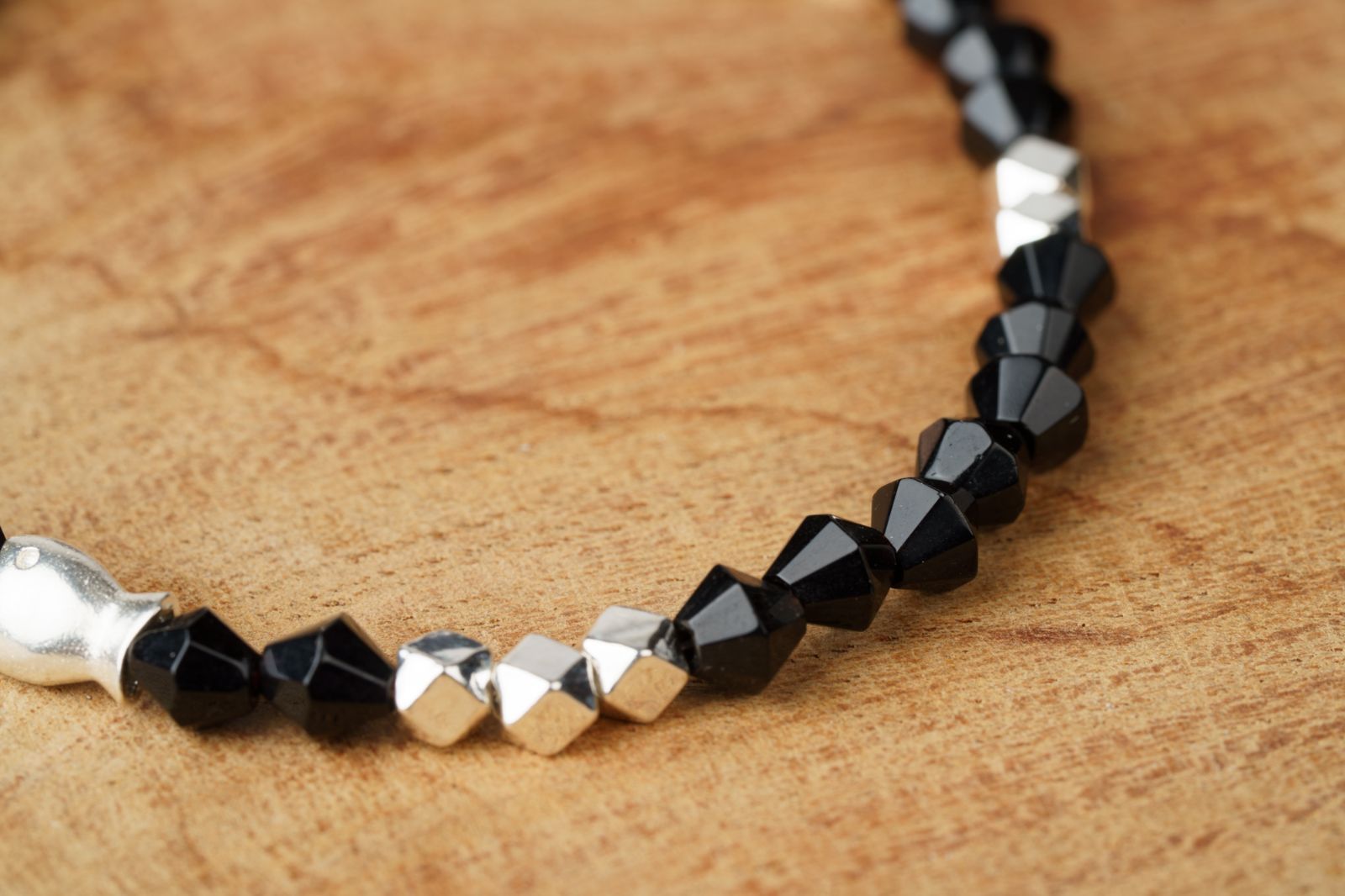 静かな強さを纏う｜ブラックオニキス×シルバー925 ビーズブレスレット