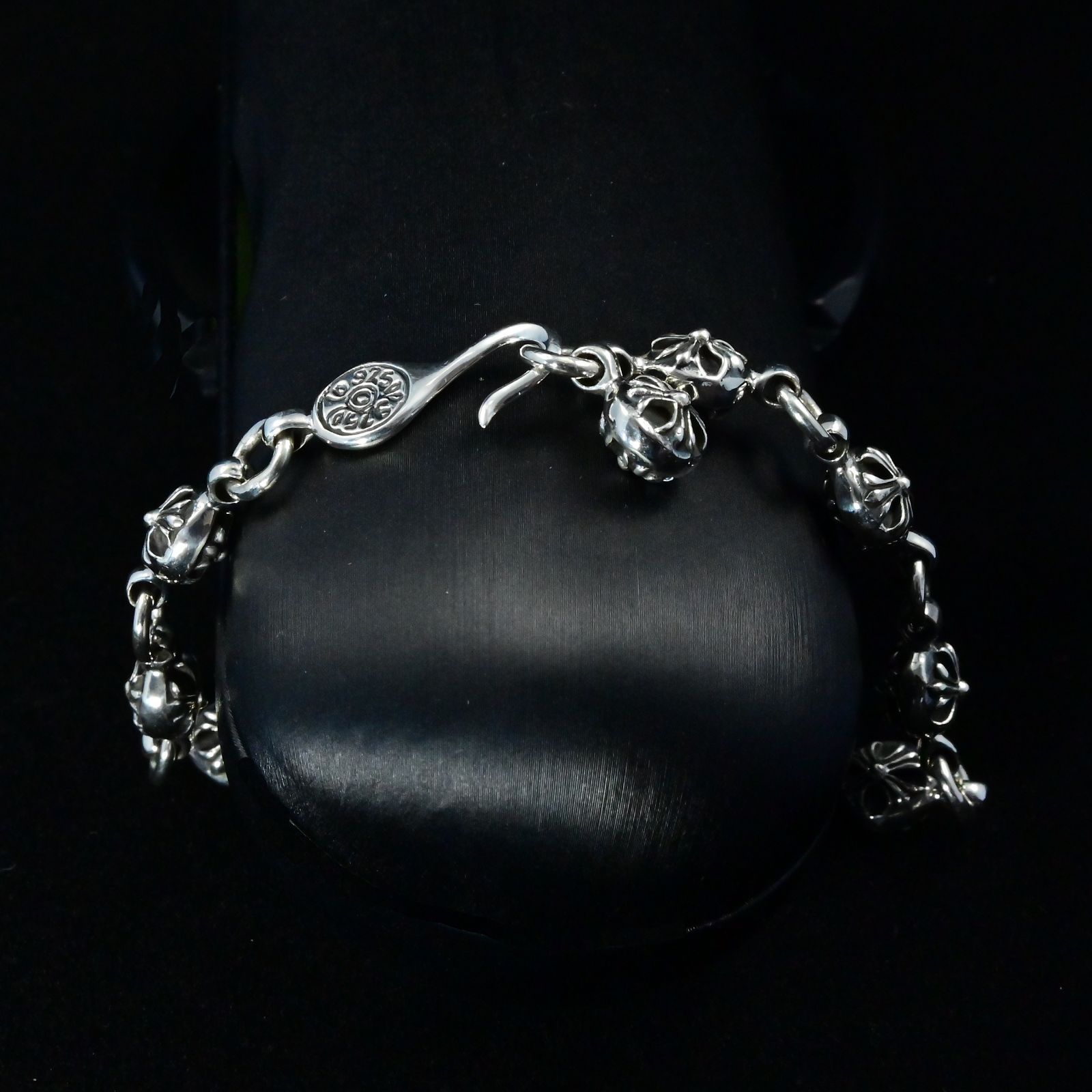 重厚な意志を腕元に刻む｜クロスボールが連なるシルバー925ブレスレット