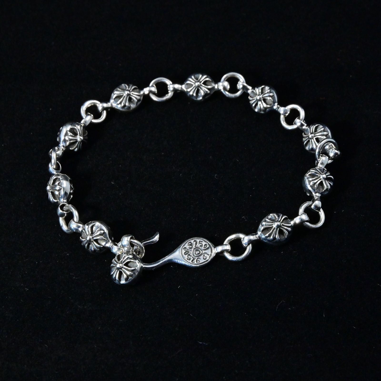 重厚な意志を腕元に刻む｜クロスボールが連なるシルバー925ブレスレット