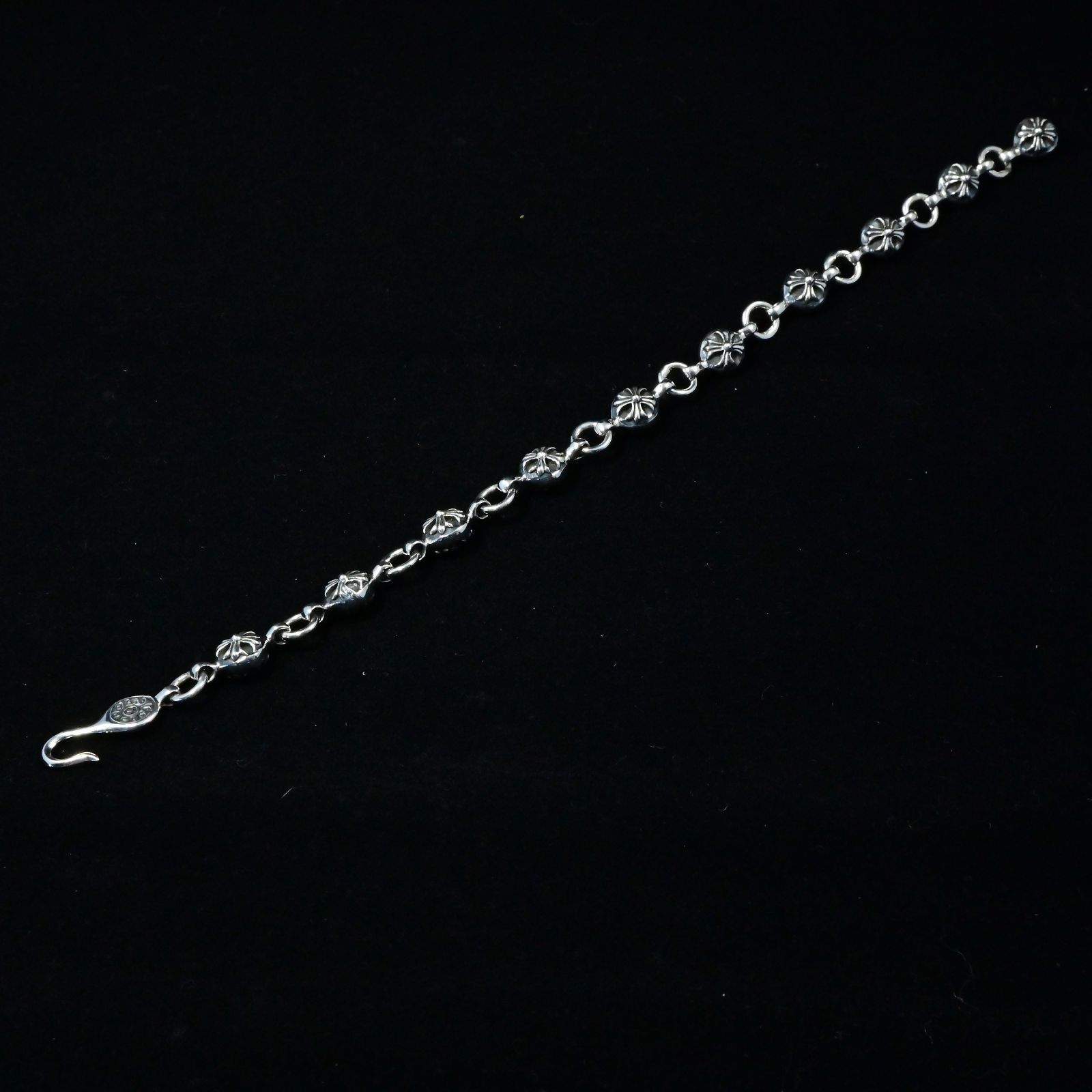 重厚な意志を腕元に刻む