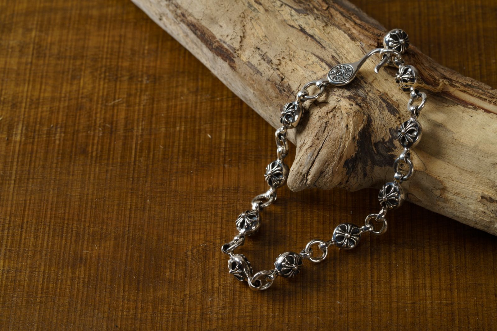 重厚な意志を腕元に刻む クロスボールが連なるシルバー925ブレスレット