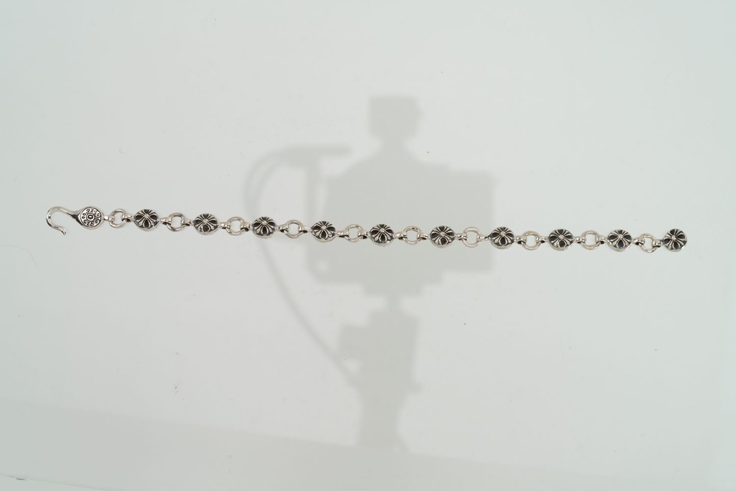 重厚な意志を腕元に刻む クロスボールが連なるシルバー925ブレスレット