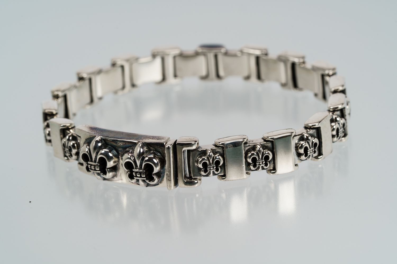 重厚なる百合の連なりが宿す威厳と品格 シルバー925 ラグジュアリーリンクブレスレット