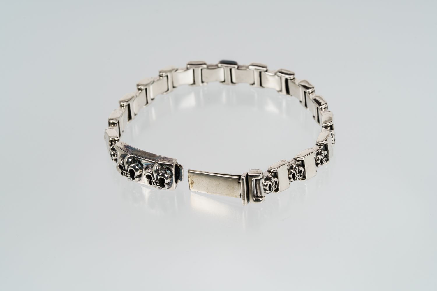 重厚なる百合の連なりが宿す威厳と品格｜シルバー925 ラグジュアリーリンクブレスレット