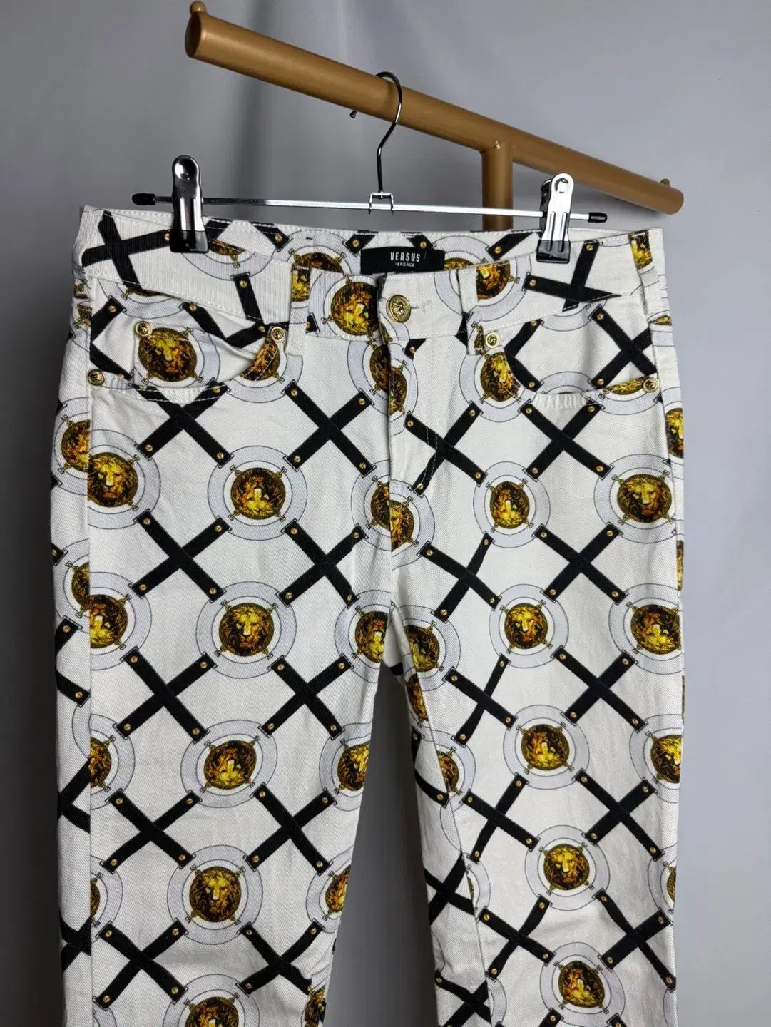 ８５ ヴェルサーチェ バロック パータン パンツ