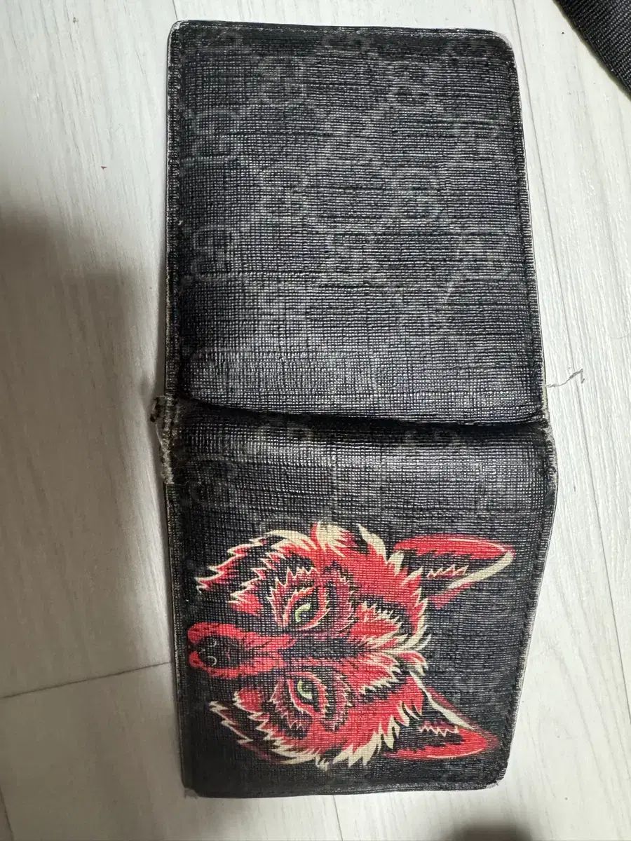 グッチ GG ウルフ プリント 二つ折り財布 ブラック