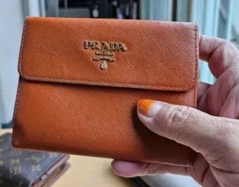 正規品 PRADA プラダ オレンジ色 二つ折り財布 - メルカリ