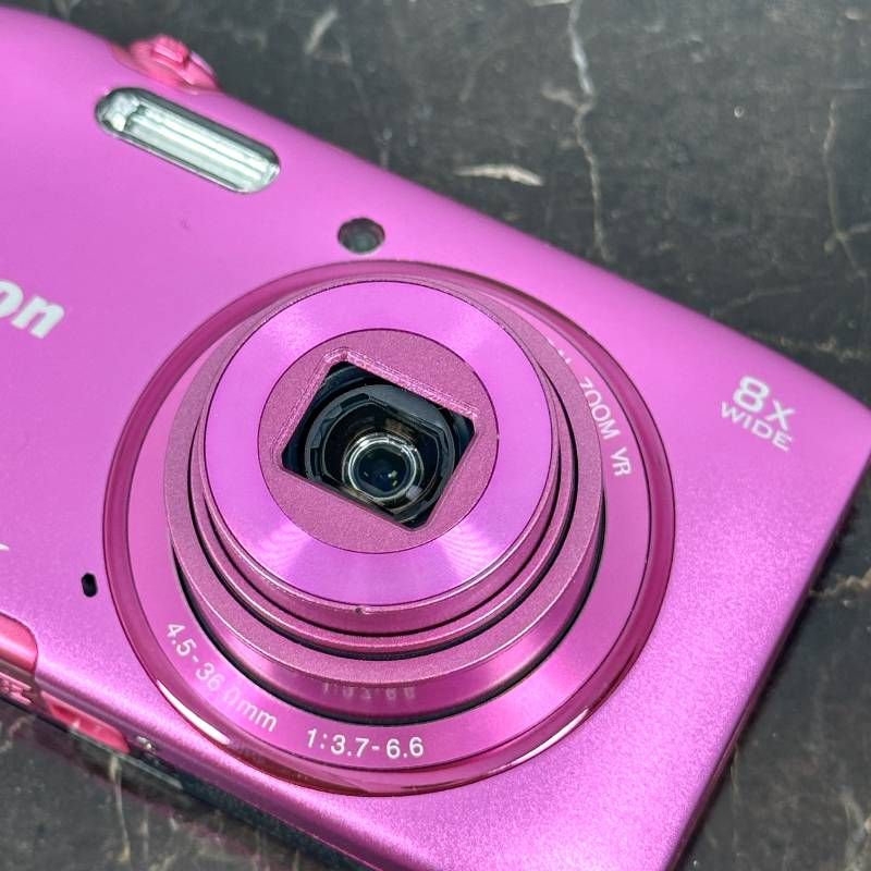 スリムコンパクトデジタルカメラ