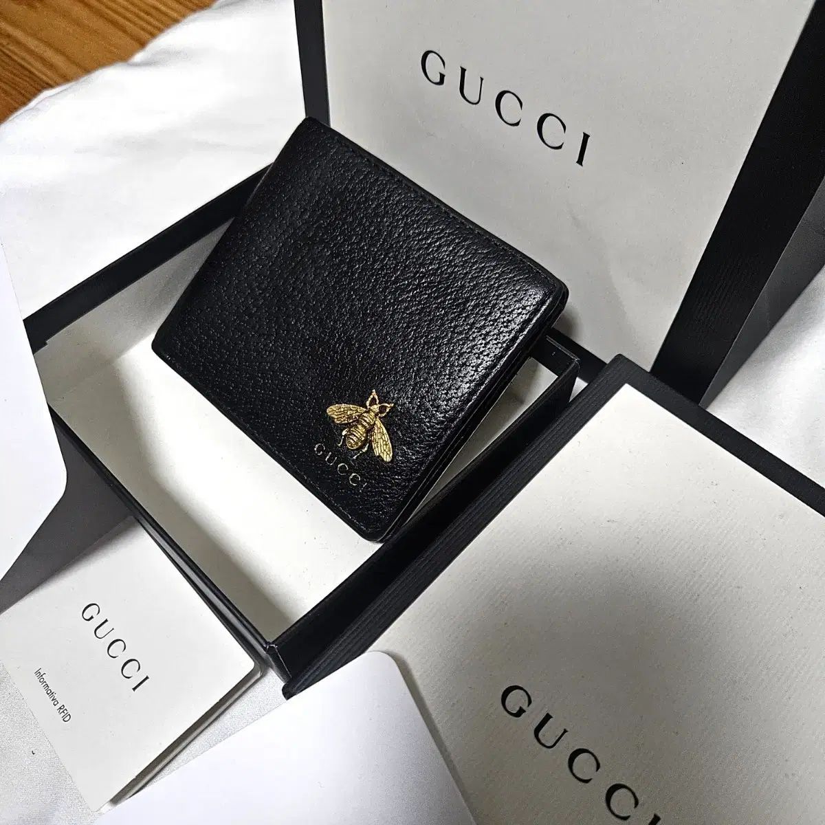 グッチ ビー 必須アイテム 二つ折り財布 ゲル高価な財布