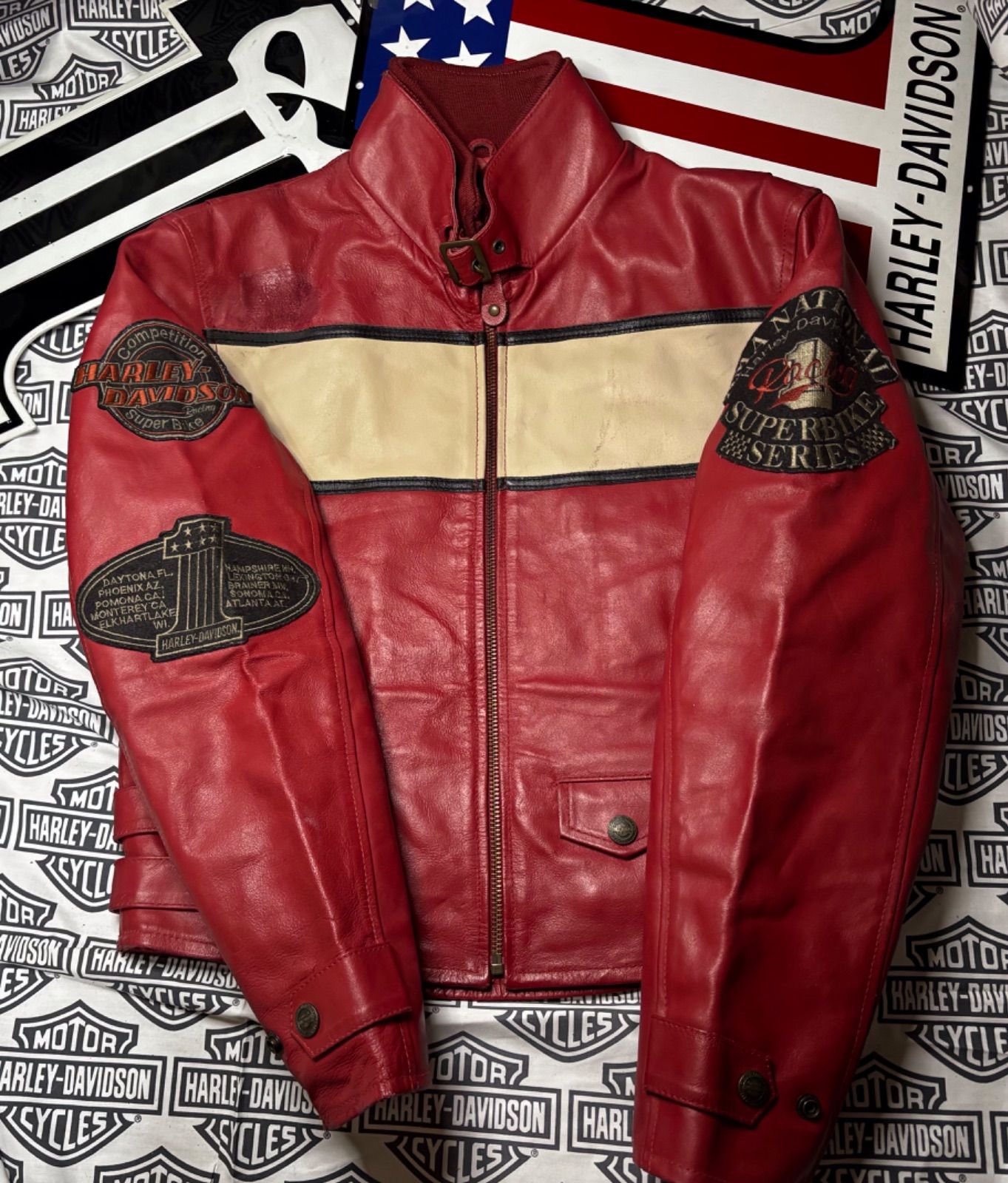 ハーレーダビッドソン 背面-袖 銀糸 赤糸使用H-DロゴCustom刺繍 な 品 本革製ジャケット レッド -胸部ホワイト ライン ビッグシルエット シングルライダース 