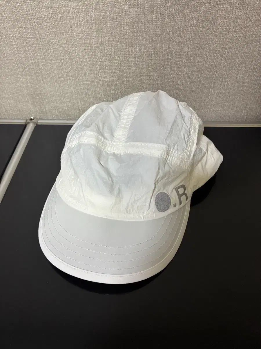 オプティミスティックランナーズ ベースボールキャップ 白