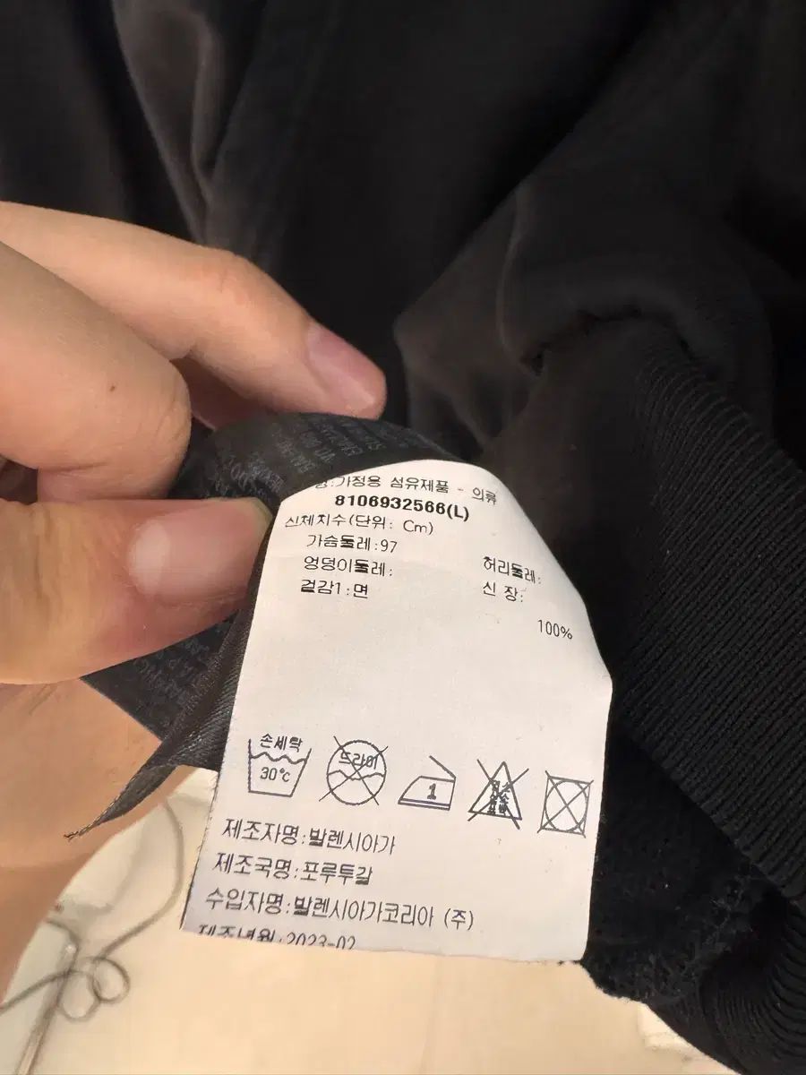 バレンシアガ 탭 ワンアウト フーディー ジップアップ ブラック Lサイズ 柔らか素材 パーカー 