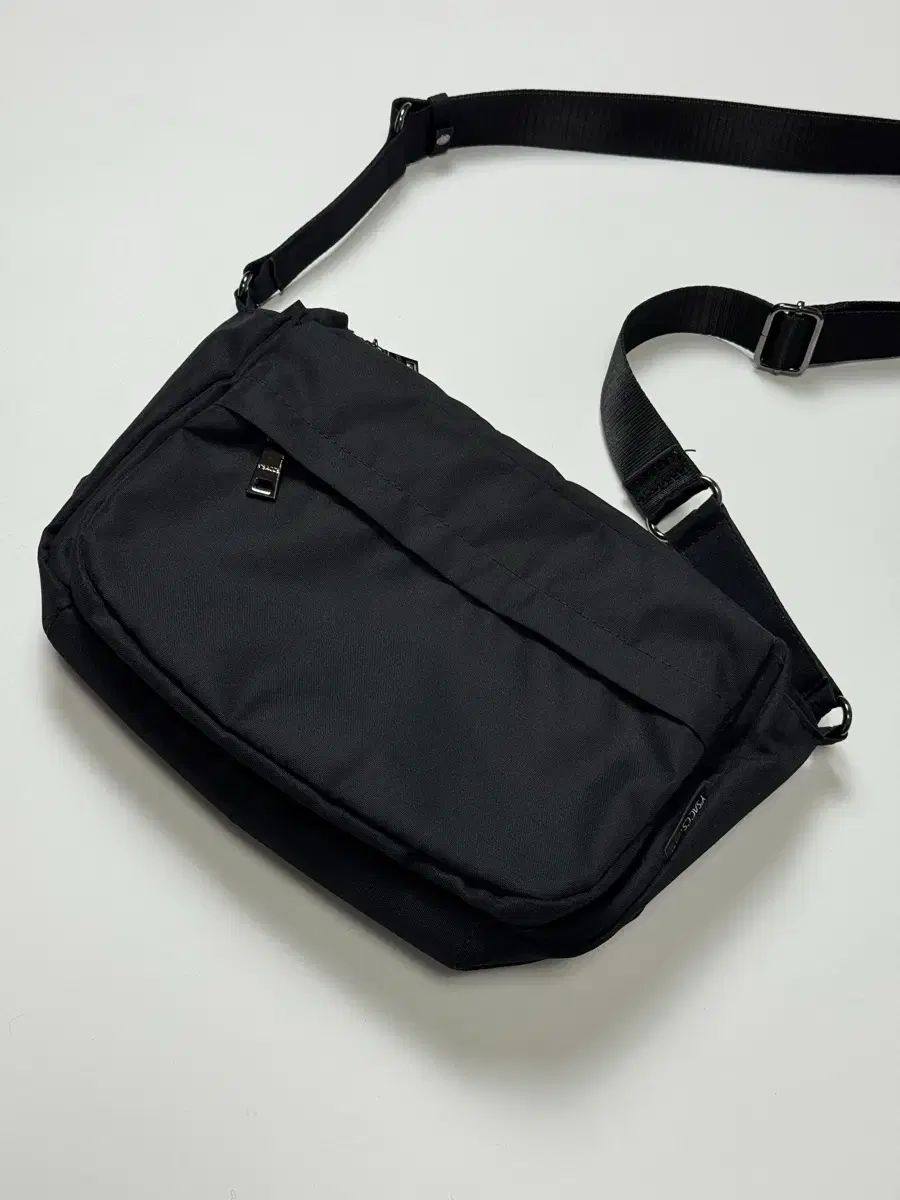 【Y-3】メッセンジャー　ショルダーバッグ　ヨウジヤマモト Y-3】メッセンジャー ショルダーバッグ ヨウジヤマモト 入手困難極美品