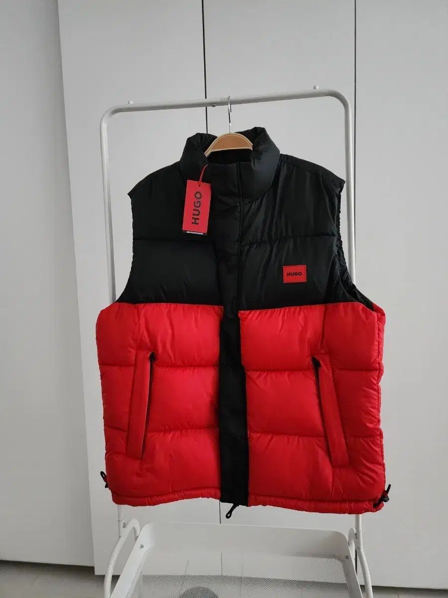 HUGO BOSS ダウンベスト 黒/赤美品 ヒューゴ ブラック/レッド ショップ ダウン ベスト HUGO BOSS ダウン