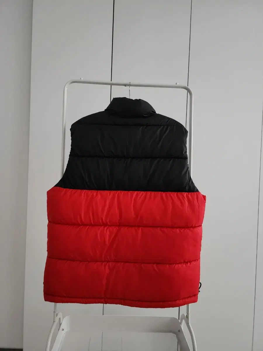 HUGO BOSS ダウンベスト 黒/赤美品 ヒューゴ ブラック/レッド ショップ ダウン ベスト HUGO BOSS ダウン