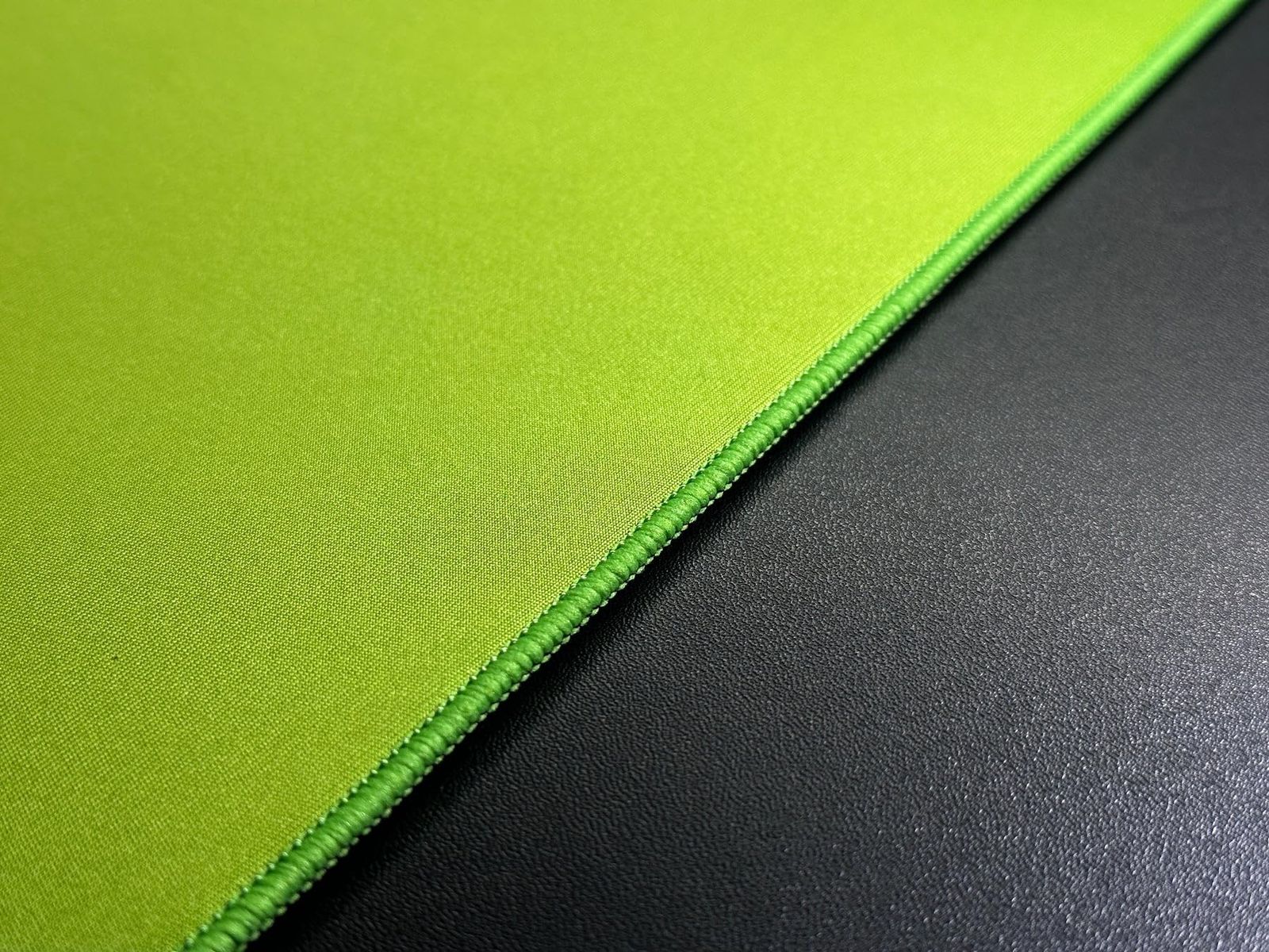 D-GLOW 究 JIU ゲーミングマウスパッド 布製 コントロール イラスト アニメ XLサイズ 3.5 mm高密度ポリウレタンベース エッジ加工 フラットパッケージ グリーン