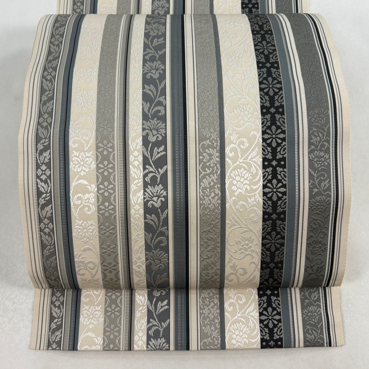 名古屋帯 証紙 博多織 瑞峰間道 八寸名古屋帯 松葉仕立て 縞 草花 クリーム 正絹