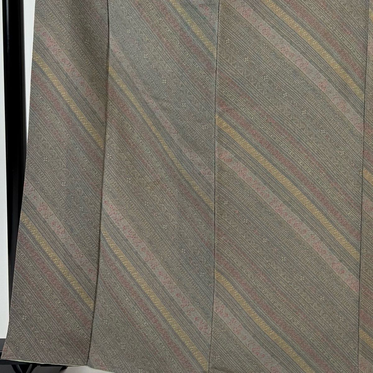 小紋 身丈162 cm 裄丈65 M 袷 細合俊男 落款 斜縞 草花 灰緑 正絹 秀品