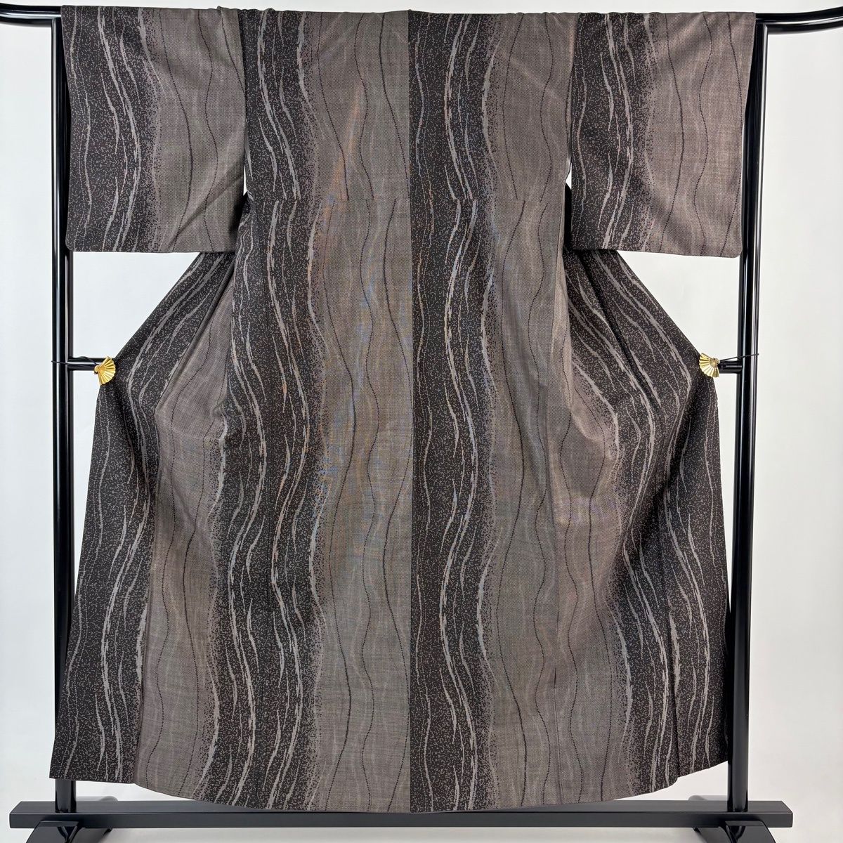 大島紬 身丈165 cm 裄丈65 M 袷 純泥染 証紙 よろけ縞 焦茶色 正絹 秀品