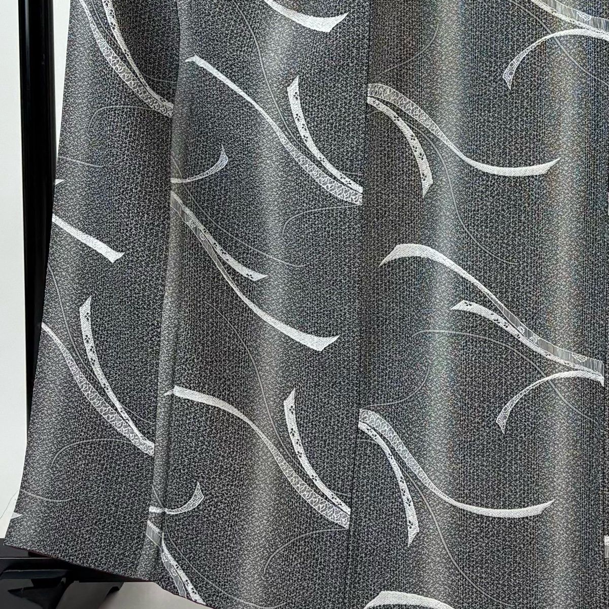 小紋 身丈163.5 cm 裄丈64.5 M 袷 蔓帯 縦縞 黒灰 正絹 秀品