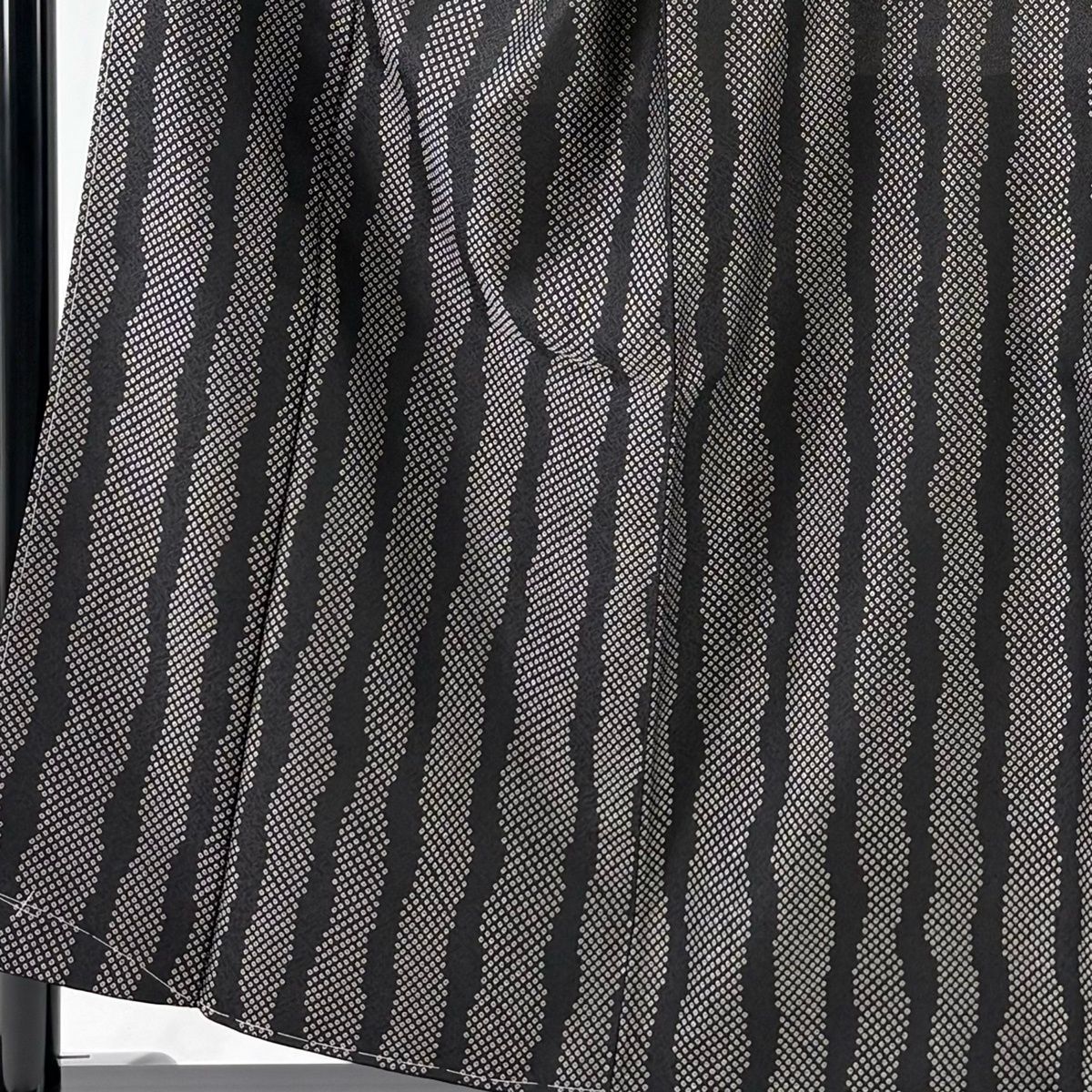 紬 身丈155.5 cm 裄丈64 M 袷 疋田柄 よろけ縞 黒 正絹 秀品