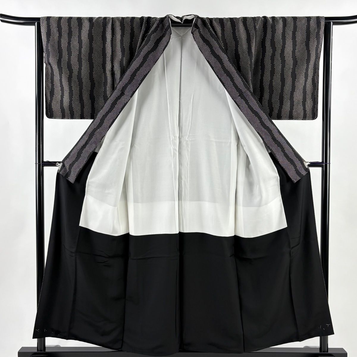  紬 身丈155 5 cm 裄丈64 M 袷 疋田柄 よろけ縞 黒 正絹 秀品 紬 着物