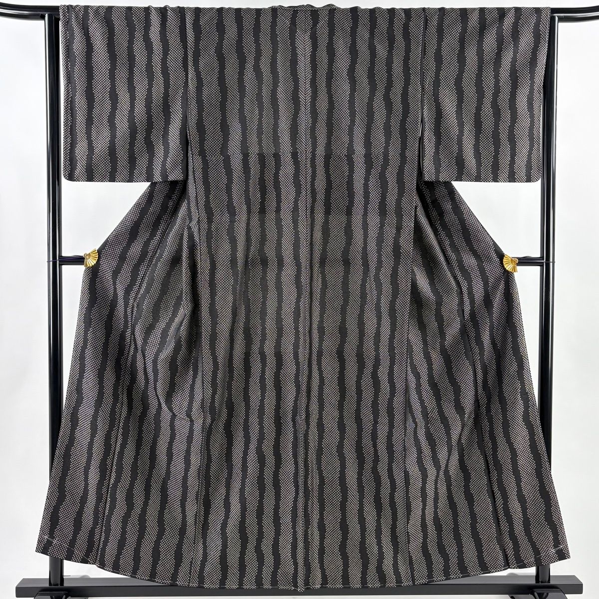 紬 身丈155.5 cm 裄丈64 M 袷 疋田柄 よろけ縞 黒 正絹 秀品