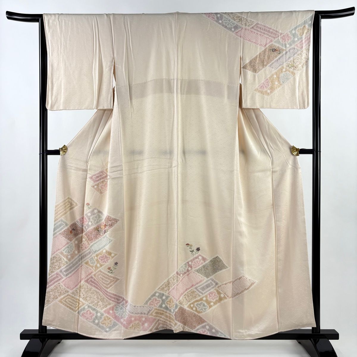 訪問着 身丈154 cm 裄丈64.5 M 袷 草花 花唐草 絞り 刺繍 薄ピンク 正絹 秀品