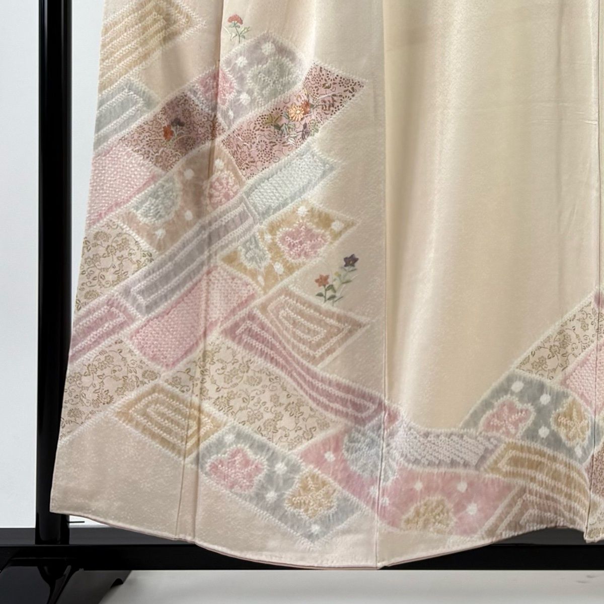 訪問着 身丈154 cm 裄丈64.5 M 袷 草花 花唐草 絞り 刺繍 薄ピンク 正絹 秀品