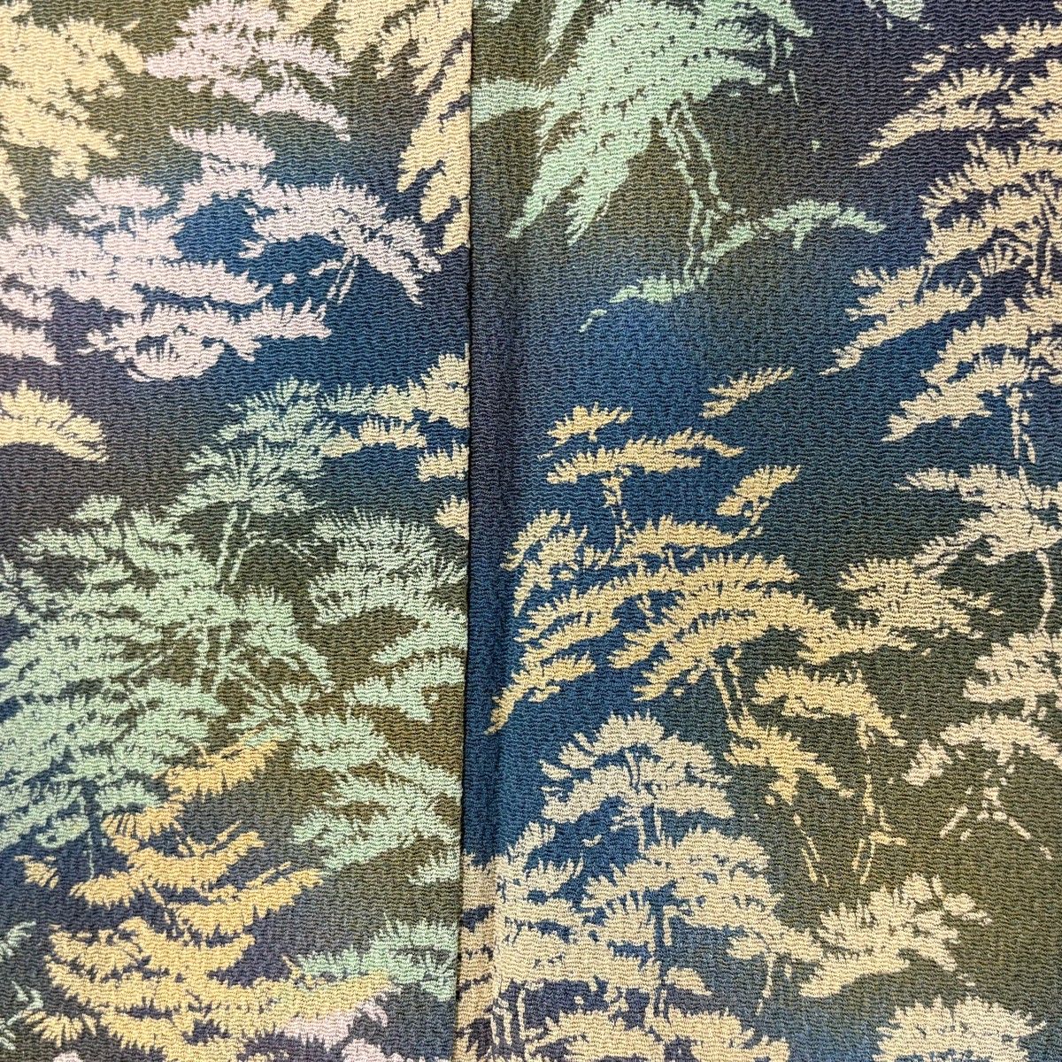 美品】 小紋 身丈158.5cm 裄丈64cm M 袷 松 ぼかし 縮緬 灰緑 正絹 秀