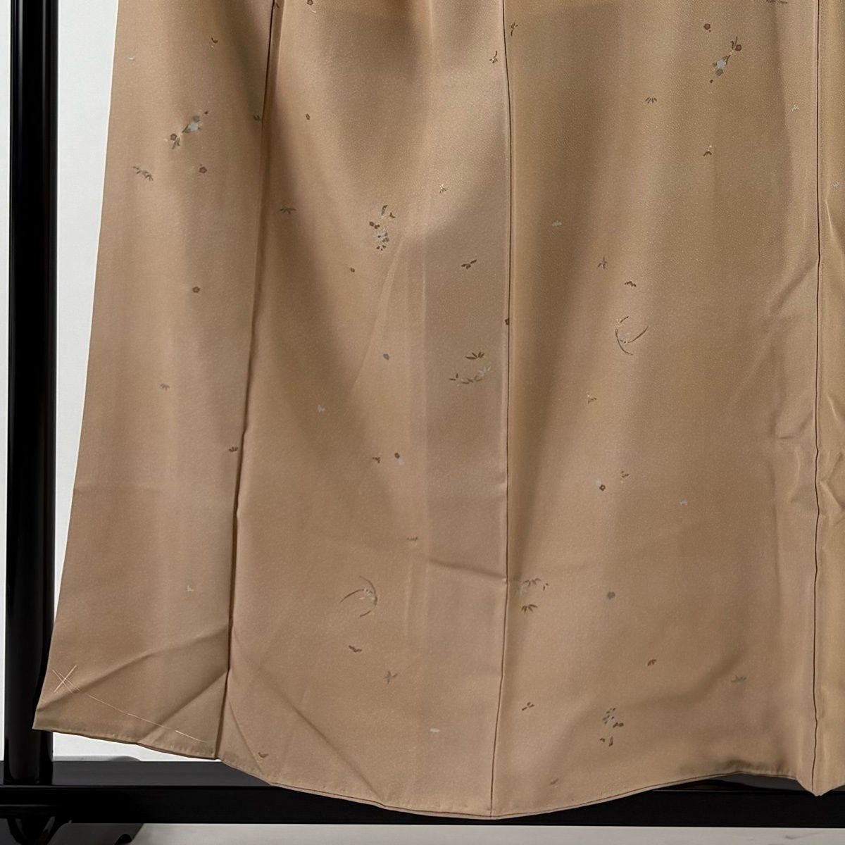 小紋 身丈155 cm 裄丈64 M 袷 草花 笹 金彩 ベージュ 正絹 秀品