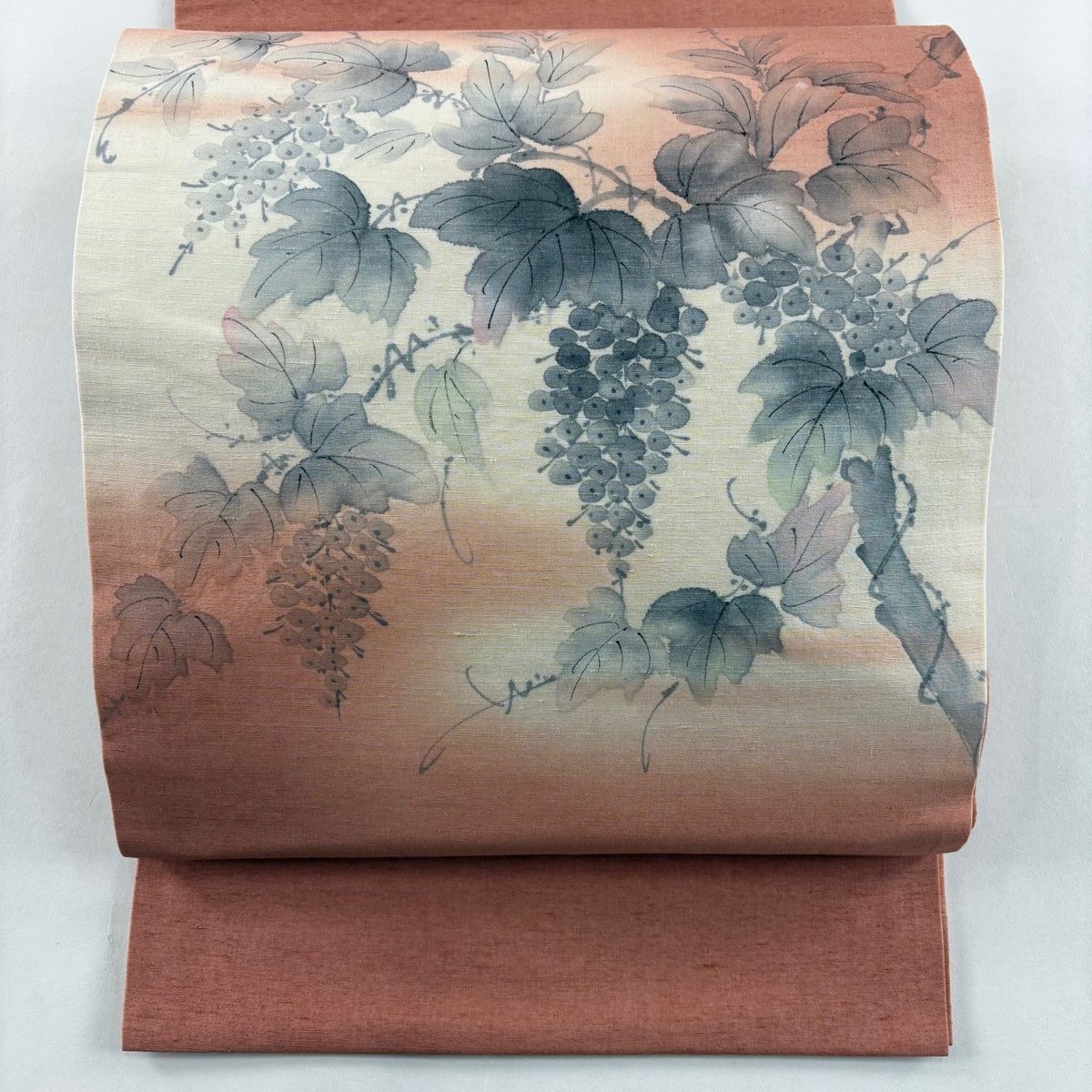 開き名古屋帯 秀品 落款 紬地 葡萄 霞 ぼかし サーモンピンク 正絹