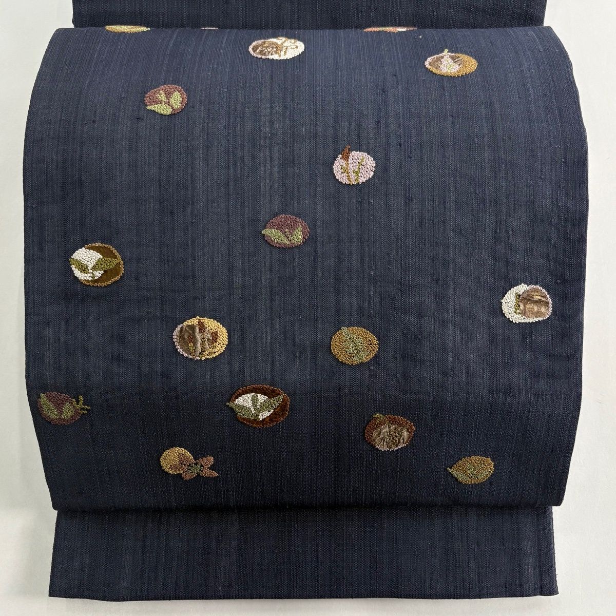 袋帯 秀品 夏帯 草花 幾何学 相良刺繍 紺色 お太鼓柄 正絹