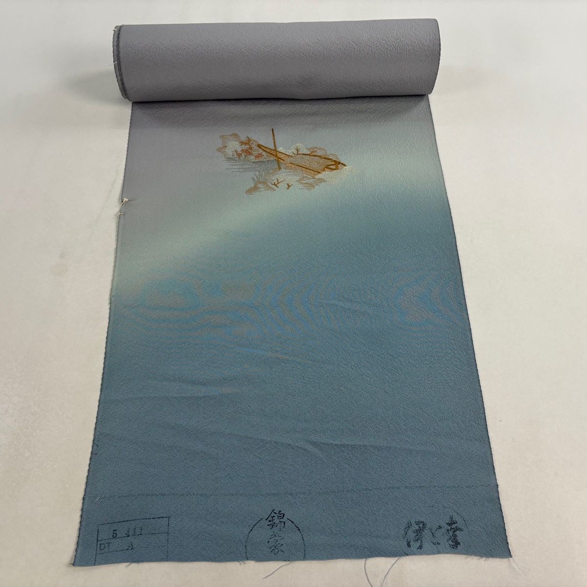 反物 秀品 付下げ 伊と幸 舟 建物 刺繍 金糸 青灰色 正絹