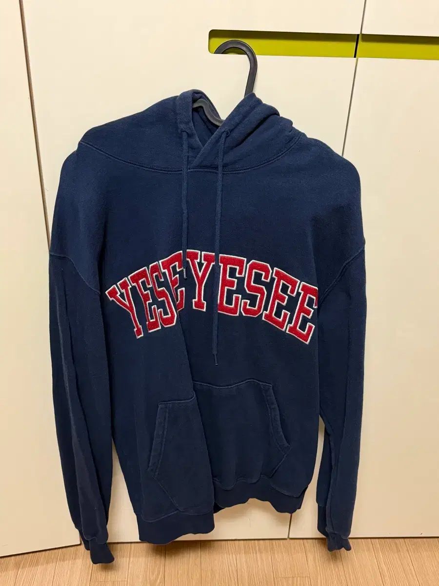 YESEYESEE フーディー