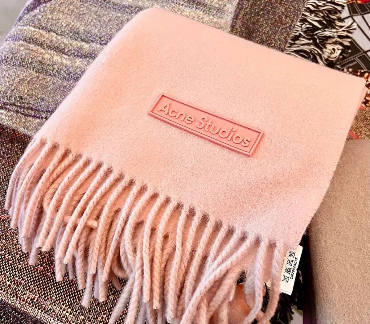 Acne Studios ウールフリンジマフラー ピンク 出品 - メルカリ