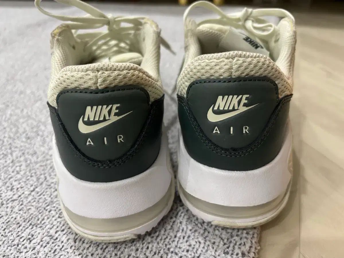 ナイキ エアマックス スニーカー アイボリー