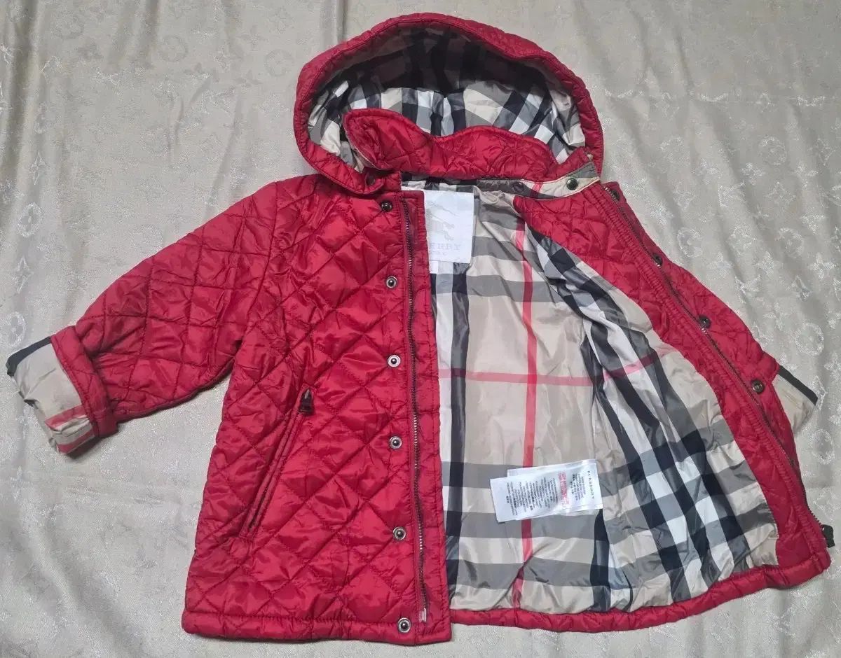 バーバリー キッズ レッド キルティング 注文 フード ジャケット 2Y 90