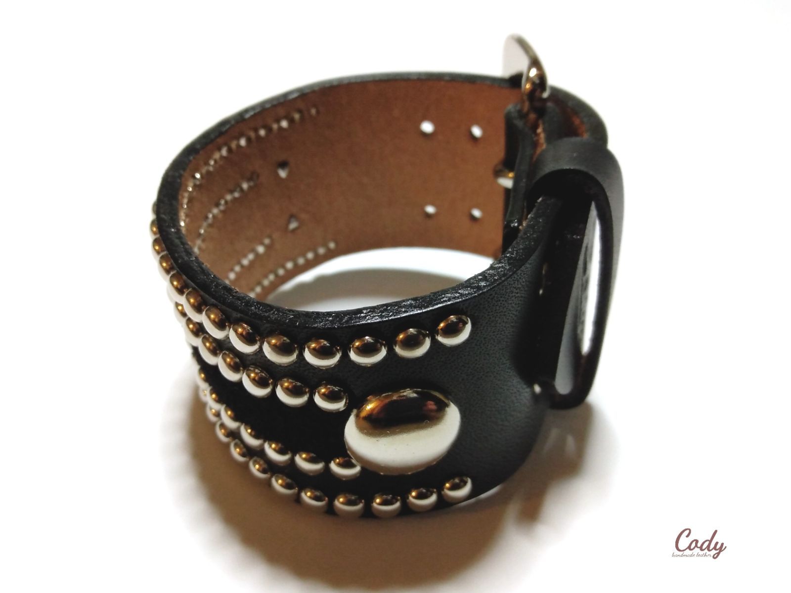 スタッズリストバンド