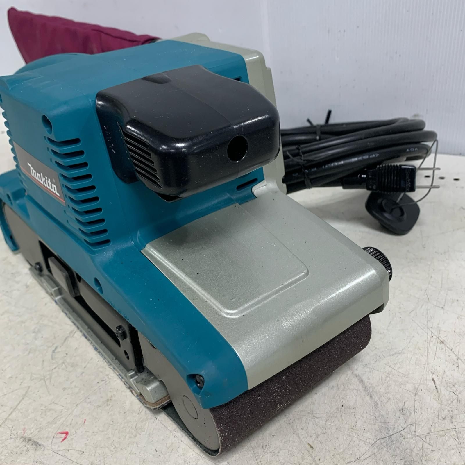 ♭♭MAKITA マキタ 100 mm ベルトサンダー 2017年製 9404