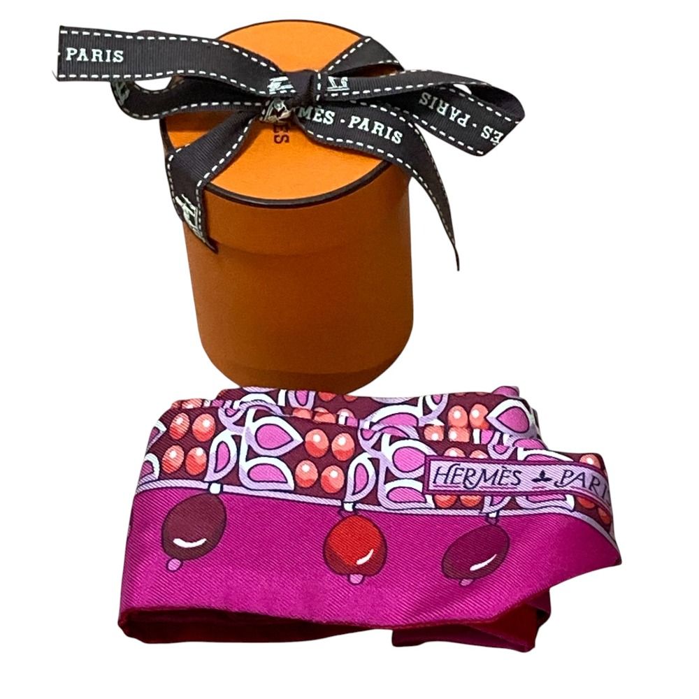 美品 HERMES エルメス マハラジャの装身具 ツイリースカーフ ピンク