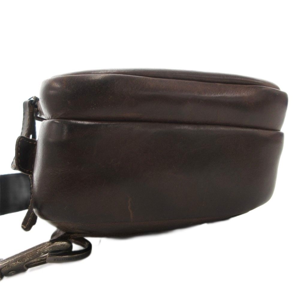 ココマイスター COCOMEISTER カルドミラージュダカール ボディショルダーバッグ 斜め掛け クロスボディ ロゴ レザー 茶 ブラウン GV アクセント服 Tシャツ