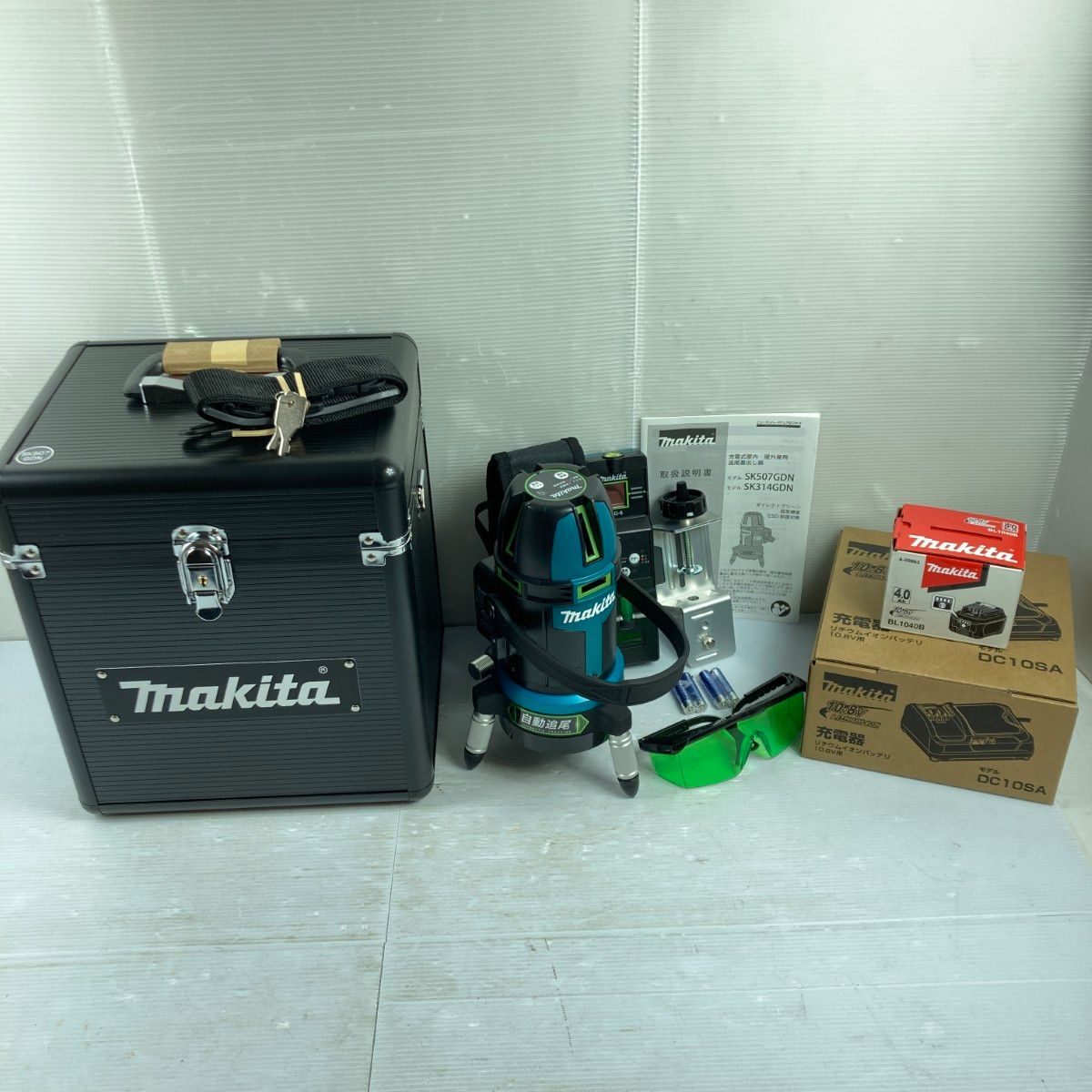 MAKITA マキタ 10.8 V グリーンレーザー墨出し器 バッテリ 充電器 ケース 受光器付 PSEマークあり