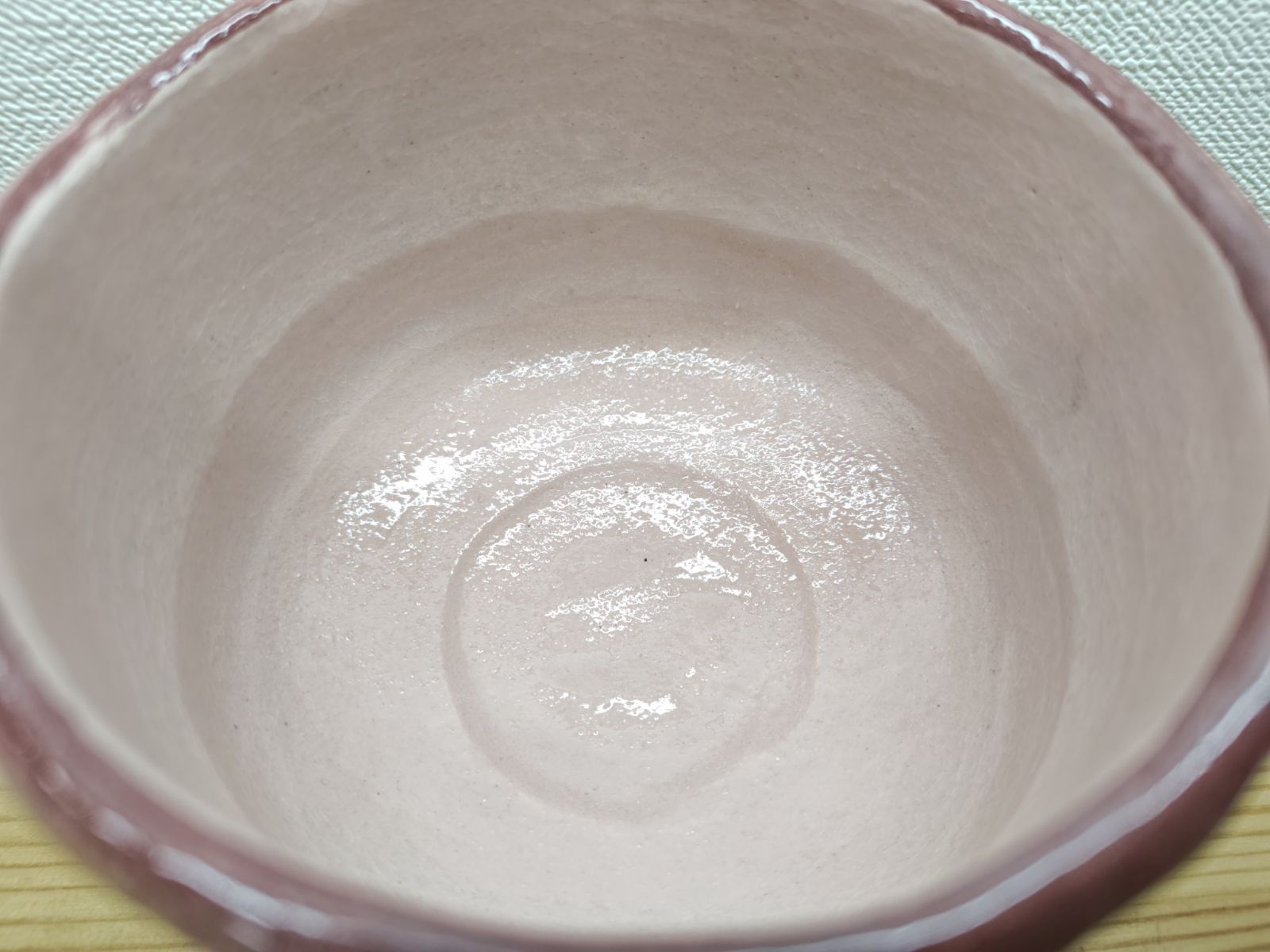 逢絢亭・新品】茶道具 茶碗 楽焼 赤楽 槍梅の絵 吉村楽入 共箱入り